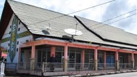 Sebelum mendapat penanganan, PLBN Nanga Badau ini tampak lusuh, serta struktur bangunan mulai rusak dan cat memudar. Pola pelayanannya pun tak teratur. Pelayanan keimigrasiaan tidak sealur dengan pelayanan bea dan cukai sehingga kalau ingin melakukan perjalanan antar negara harus melalui proses terpisah yang memakan waktu dan merepotkan. (Dok. Kementerian PUPR)