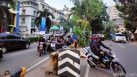 Arus lalu lintas dialihkan akibat pohon tumbang tersebut.
