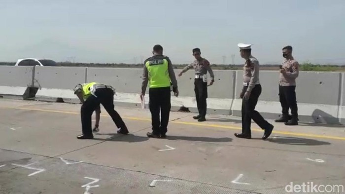 Polisi olah TKP kecelakaan beruntun di Tol Pejagan-Pemalang, Brebes, Senin (19/9/2022).