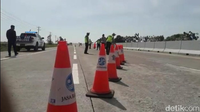 Polisi olah TKP kecelakaan beruntun di Tol Pejagan-Pemalang, Brebes, Senin (19/9/2022).