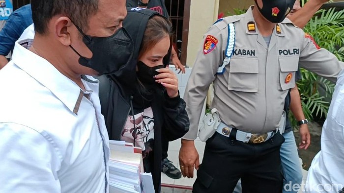 Dinda (jaket hitam) saat digelandang polisi ketika akan dilimpahkan ke jaksa. (Goklas Wisely/detikSumut)