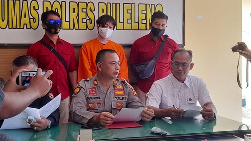 Polisi saat merilis kasus pencurian sepeda motor di Desa Gunung Sari, Kecamatan Seririt, Kabupaten Buleleng, Bali, Senin (19/9/2022).