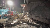 Pulau ini telah dilanda beberapa gempa bumi dalam 24 jam terakhir, menyebabkan bangunan runtuh.