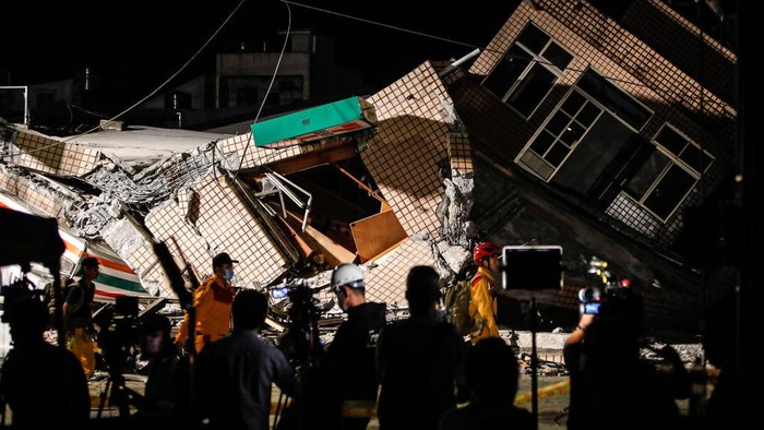 A Rescuer outside the wreckage of a collapsed residential building after a magnitude 6.8 earthquake strikes Taiwan, in Yuli, Hualien, Taiwan, 18 September 2022. The island has been struck by multiple earthquakes in the last 24 hours, causing buildings to collapse, train to derail, destruction to bridges, and having 5 men trapped inside a collapsed building in Yuli of Hualien. (Photo by Ceng Shou Yi/NurPhoto via Getty Images)