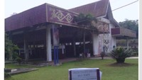 Sebelumnya PLBN Entikong tampak sangat lusuh. Tampak bangunan tua yang lusuh. Area parkir tempat mobil atau sepeda motor antre sembari menunggu proses pemeriksaan perbatasan pun tampak kumuh. (Dok. Kementerian PUPR)