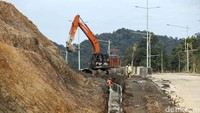 Tampak alat berat tengah mengeruk tanah di proyek PLBN Jagoi Babang. Dengan selesainya pembangunan PLBN di kawasan ini tentu dapat meningkatkan perekonomian warga, terlebih nantinya BRI akan berkontribusi dengan memfasilitasi EDC Merchant atau kerja sama dengan kantor imigrasi.