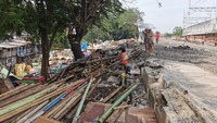 Mayoritas bangunan liar yang ditertibkan merupakan bangunan tidak permanen dan berdiri tanpa izin atau ilegal. Sebelumnya KAI Daop 1 Jakarta telah melakukan koordinasi kewilayahan dan sosialisasi bersama kepada penghuni bangli untuk mengosongkan lokasi tersebut. Secara keseluruhan kegiatan berjalan lancar dan kondusif. Foto: Dok. KAI Daop 1