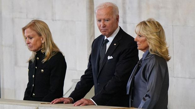 President Joe Biden and first lady Jill Biden (right) view the coffin of Queen Elizabeth II, lying in state on the catafalque in Westminster Hall, at the Palace of Westminster, London. Picture date: Sunday September 18, 2022. Joe Giddens/Pool via REUTERS