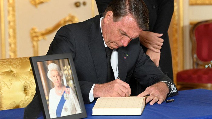 Brazilian President Jair Bolsonaro signs a book of condolence at Lancaster House in London, following the death of Queen Elizabeth II. Picture date: Sunday September 18, 2022. Jonathan Hordle/Pool via REUTERS