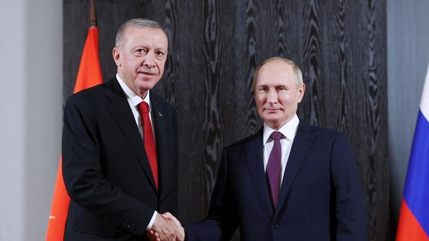 Presiden Turki Tayyip Erdogan hadir di perjumpaan dengan Presiden Rusia Vladimir Kepala Negara Rusia di dalam sela-sela KTT Organisasi Kerjasama Shanghai (SCO) di Samarkand, Uzbekistan 16 September 2022. (via REUTERS/SPUTNIK)