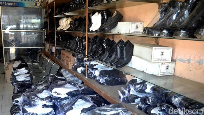 Produksi sepatu di Cibaduyut, Kota Bandung.