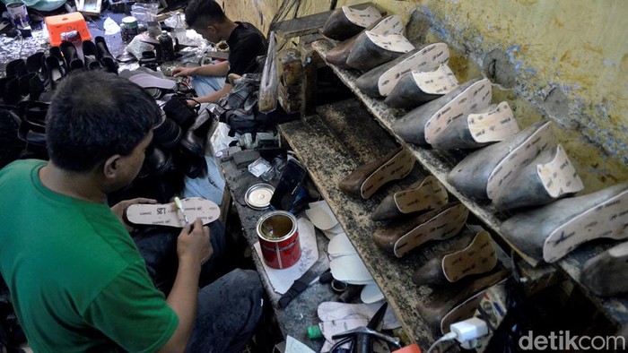 Produksi sepatu di Cibaduyut, Kota Bandung.
