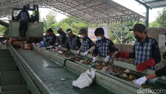 Proses pengolahan sampah di Kelompok Usaha Pengelola Sampah (Kupas) Kalurahan Panggungharjo, Kapanewon Sewon, Bantul, Senin (19/9/2022).
