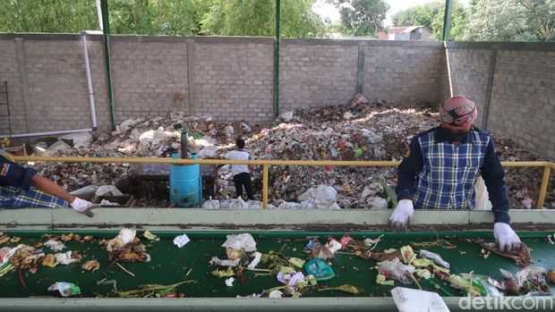 Proses pengolahan sampah di Kelompok Usaha Pengelola Sampah (Kupas) Kalurahan Panggungharjo, Kapanewon Sewon, Bantul, Senin (19/9/2022).