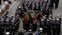 Peti mati Ratu Elizabeth II meninggalkan Westminster Hall untuk upacara pemakamannya di Westminster Abbey di pusat kota London. AP/Nariman El-Mofty