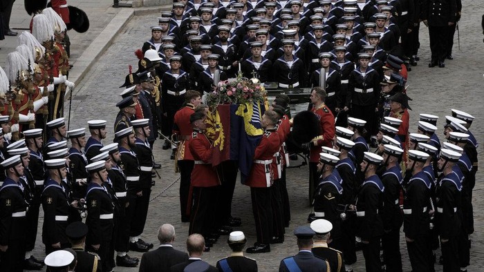 Prosesi Jelang Pemakaman Ratu Elizabeth II, Jenazahnya Diawetkan The coffin of Queen Elizabeth II leaves Westminster Hall for her funeral service in Westminster Abbey in central London, Monday Sept. 19, 2022. The Queen, who died aged 96 on Sept. 8, will be buried at Windsor alongside her late husband, Prince Philip, who died last year. (AP Photo/Nariman El-Mofty, Pool)