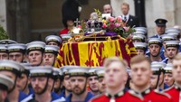 Peti mati Ratu Elizabeth II ditempatkan di kereta meriam selama upacara pemakamannya di Westminster Abbey. Ratu meninggal dalam usia 96 tahun pada 8 September. AP/Emilio Morenatti