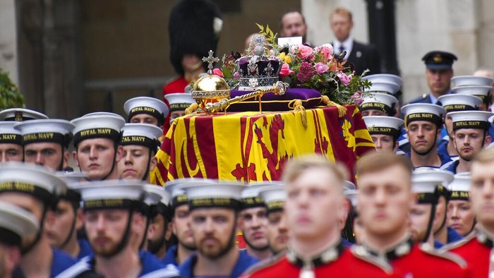 Prosesi Jelang Pemakaman Ratu Elizabeth II, Jenazahnya Diawetkan The coffin of Queen Elizabeth II is placed on a gun carriage during her funeral service in Westminster Abbey in central London Monday Sept. 19, 2022.The Queen, who died aged 96 on Sept. 8, will be buried at Windsor alongside her late husband, Prince Philip, who died last year. (AP Photo/Emilio Morenatti,Pool)