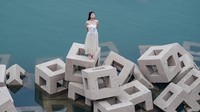 Sungai yang mengering ini menjadi tempat wisata dadakan warga China.  