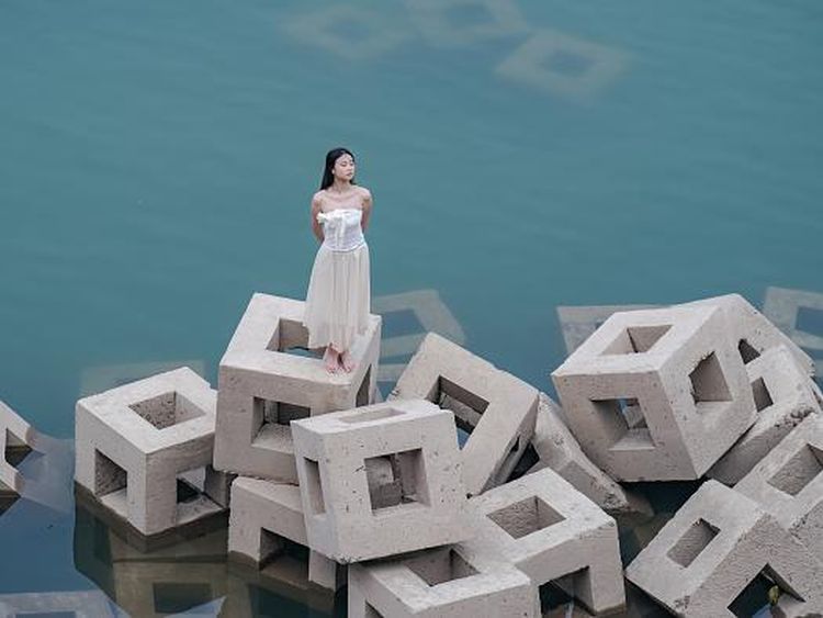 Ramai-ramai Warga Foto di Pemecah Ombak Ini, Ternyata Bentuknya Estetik