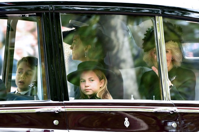 Pangeran George dan Putri Charlotte naik mobil ke Westminster Abbey bersama ibu mereka, Duchess of Cambridge Kate Middleton dan permaisuri Camilla. Foto: Getty Images
