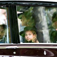 Pangeran George dan Putri Charlotte naik mobil ke Westminster Abbey bersama ibu mereka, Duchess of Cambridge Kate Middleton dan permaisuri Camilla. Foto: Getty Images