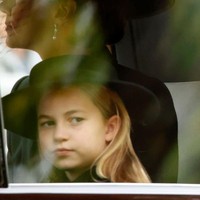 Putri Charlotte yang saat ini berusia tujuh tahun memakai topi seperti sang ibu saat menghadiri pemakaman Ratu Elizabeth II. Foto: Getty Images