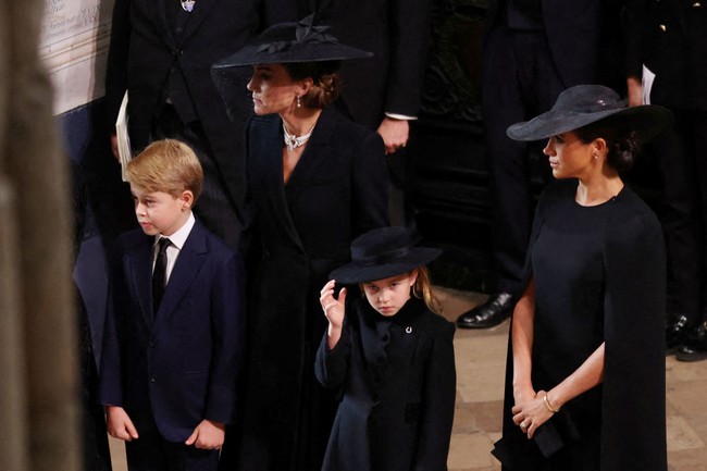 Kate Middleton memandu Pangeran George dan Putri Charlotte masuk ke Westminster Abbey untuk pemakaman Ratu Elizabeth II. Tampak kedua anak Duchess of Cambridge sempat berdiri berdekatan dengan Meghan Markle. Foto: Getty Images