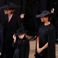 Kate Middleton memandu Pangeran George dan Putri Charlotte masuk ke Westminster Abbey untuk pemakaman Ratu Elizabeth II. Tampak kedua anak Duchess of Cambridge sempat berdiri berdekatan dengan Meghan Markle. Foto: Getty Images