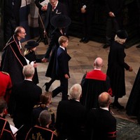 Seperti dikutip dari CNN Internasional, Pangeran George dan Putri Charlotte mendapat peran spesial karena ikut menjadi bagian dari pengiring peti mati Ratu Elizabeth II. Keduanya berjalan di belakang peti jenazah sang nenek buyut bersama keluarga Kerajaan Inggris lainnya. Foto: Getty Images