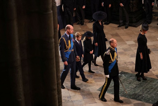 Namun Pangeran George dan Putri Charlotte tidak berjalan di belakang peti jenazah sang nenek buyut sejak dari Westminster Hall seperti ayah mereka Pangeran William. Keduanya baru ikut menjadi bagian dari pengiring peti mati Ratu Elizabeth saat di Westminster Abbey. Foto: Getty Images