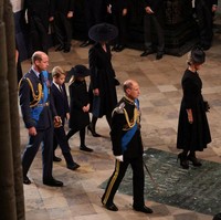 Namun Pangeran George dan Putri Charlotte tidak berjalan di belakang peti jenazah sang nenek buyut sejak dari Westminster Hall seperti ayah mereka Pangeran William. Keduanya baru ikut menjadi bagian dari pengiring peti mati Ratu Elizabeth saat di Westminster Abbey. Foto: Getty Images