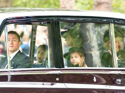 8 Foto Pangeran George & Putri Charlotte Iringi Peti Mati Ratu Elizabeth II