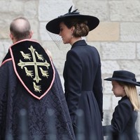 Kate Middleton dan Pangeran William hanya membawa dua anak mereka Pangeran George dan Putri Charlotte ke pemakaman Ratu Elizabeth II. Si bungsu Pangeran Louis tidak dibawa serta. Foto: Getty Images