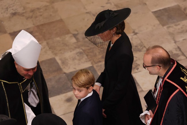Istana Buckingham sebelumnya mengonfirmasi kehadiran Pangeran George dan Putri Charlotte di prosesi pemakaman Ratu Elizabeth II. Keduanya pun tampak hadir di Gereja Westminster Abbey, Senin (19/9/2022). Foto: Getty Images