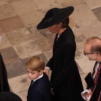Istana Buckingham sebelumnya mengonfirmasi kehadiran Pangeran George dan Putri Charlotte di prosesi pemakaman Ratu Elizabeth II. Keduanya pun tampak hadir di Gereja Westminster Abbey, Senin (19/9/2022). Foto: Getty Images