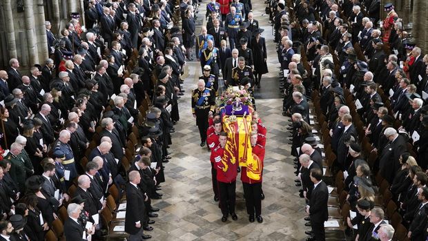 Raja Charles III, Camilla, Permaisuri dan anggota keluarga Kerajaan mengikuti di belakang peti mati Ratu Elizabeth II. (AP/Danny Lawson)