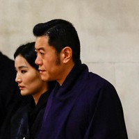 Kini setelah hampir tiga tahun tak muncul di publik, Jetsun Pema kembali memperlihatkan penampilannya ke khalayak. Dia mendampingi suaminya melayat Ratu Elizabeth II. Foto: SARAH MEYSSONNIER, John Sibley-WPA Pool/Getty Images