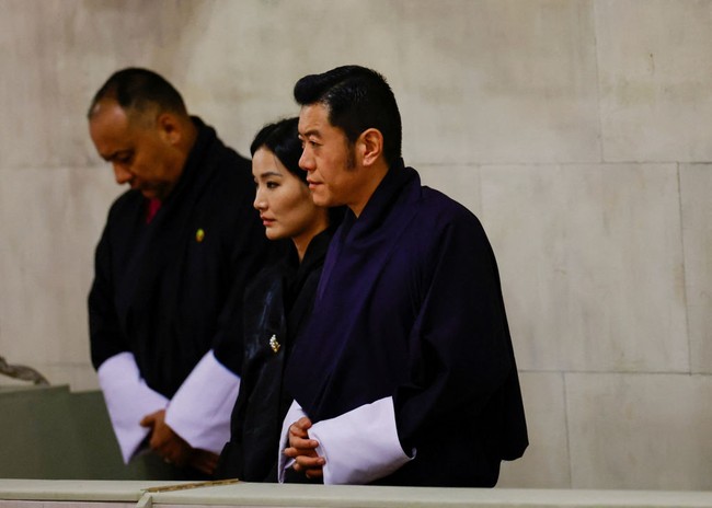 Kehadiran Ratu Bhutan Jetsun Pema saat melayat Ratu Elizabeth II jadi sorotan karena selama ini sosoknya jarang tampil di publik. Dia terakhir terlihat di publik saat menemani suaminya Raja Bhutan Jigme Khesar Namgyel Wangchuck mengunjungi Tokyo, Jepang pada 2019. Foto: SARAH MEYSSONNIER, John Sibley-WPA Pool/Getty Images