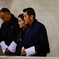 Kehadiran Ratu Bhutan Jetsun Pema saat melayat Ratu Elizabeth II jadi sorotan karena selama ini sosoknya jarang tampil di publik. Dia terakhir terlihat di publik saat menemani suaminya Raja Bhutan Jigme Khesar Namgyel Wangchuck mengunjungi Tokyo, Jepang pada 2019. Foto: SARAH MEYSSONNIER, John Sibley-WPA Pool/Getty Images
