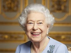 Wajah Mendiang Ratu Elizabeth Hiasi Sampul Koran di Inggris