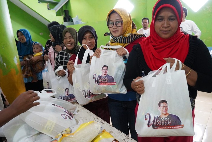 Relawan Sandiaga Bagi Kupon Sembako-Bersihkan Masjid di Sumedang