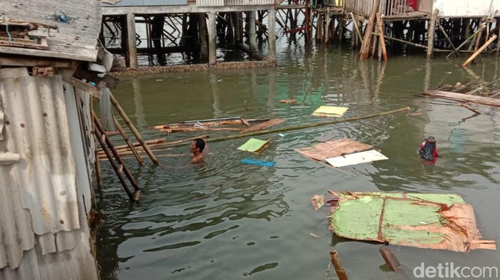 Rumah warga di Bandar Lampung hanyut terseret ombak.