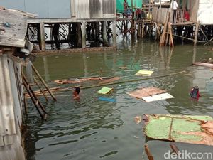 2 Rumah Hanyut Diterjang Ombak di Bandar Lampung