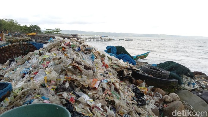 Sampah di pesisir Pangandaran