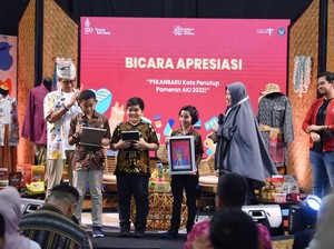 Sandiaga Bantu Penjahit yang Biayai Sekolah Difabel di Pekanbaru