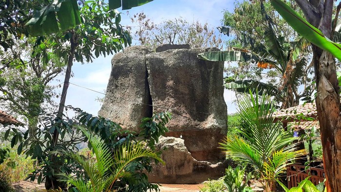 Sebongkah batu di Bondowoso dipercaya masyarakat setempat dapat digunakan melihat datangnya musim kemarau. Caranya cukup dengan mengintip di celah batu Sebongkah batu di Bondowoso dipercaya masyarakat setempat dapat digunakan melihat datangnya musim kemarau. Caranya cukup dengan mengintip di celah batu