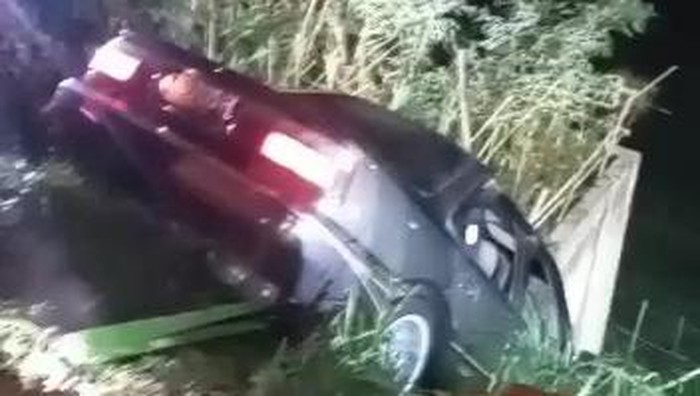 Sedan terperosok di Tawangmangu, Karanganyar, Minggu (19/9/2022).