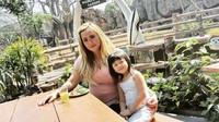 Berlibur ke Taman Safari bersama sang putri, Pinkan cicip kue dan minuman segar yang ada di sana. Foto: Instagram Pinkan Mambo