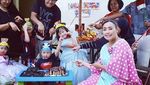 Keseruan Pinkan Mambo Kulineran Bareng Keluarga hingga Masak Enak